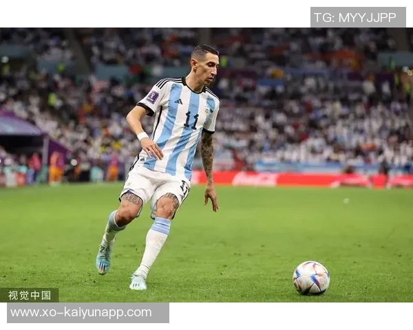 阿根廷足协主席与梅西德保罗重聚合影分享喜悦时刻